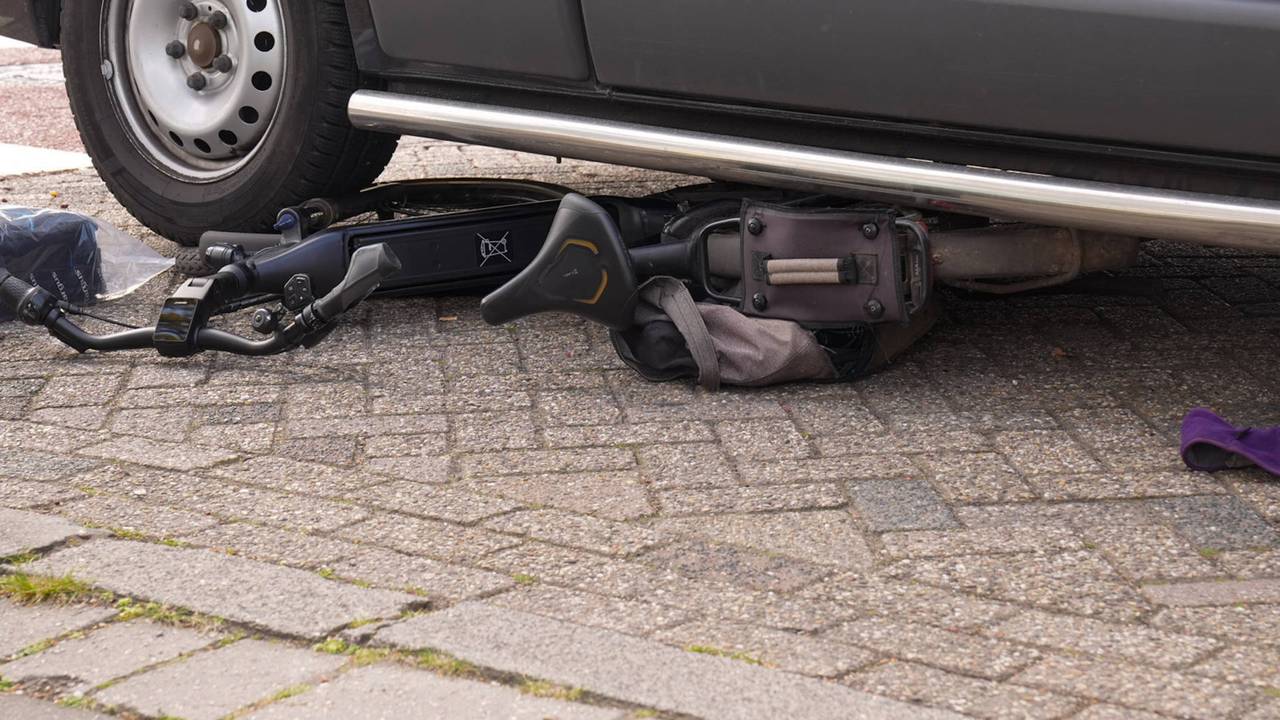 De motorrijder botste tegen een boom in Sambeek (foto: SK Media/Persbureau Heitink).