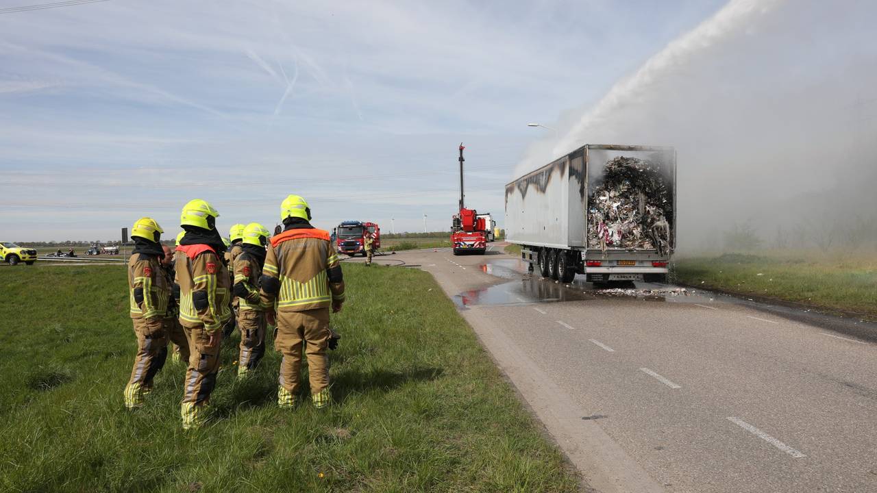 Brandende trailer met bedrijfsafval op A17 bij Stampersgat