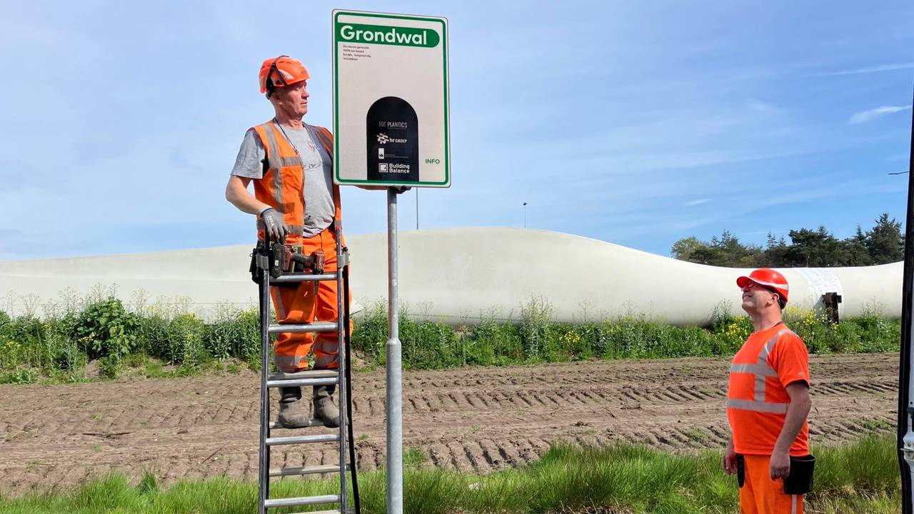Op de testlocatie van Rijkswaterstaat naast de A58 staan 24 van dit soort herbruikbare verkeersborden. Ze blijven een jaar staan en er wordt gekeken hoe zich in weer en wind houden (foto: Rijkswaterstaat).