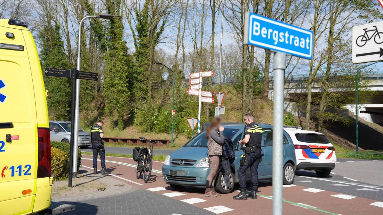 De fietster raakte lichtgewond door de botsing. (Foto: Erik Haverhals / Persbureau Heitink.)