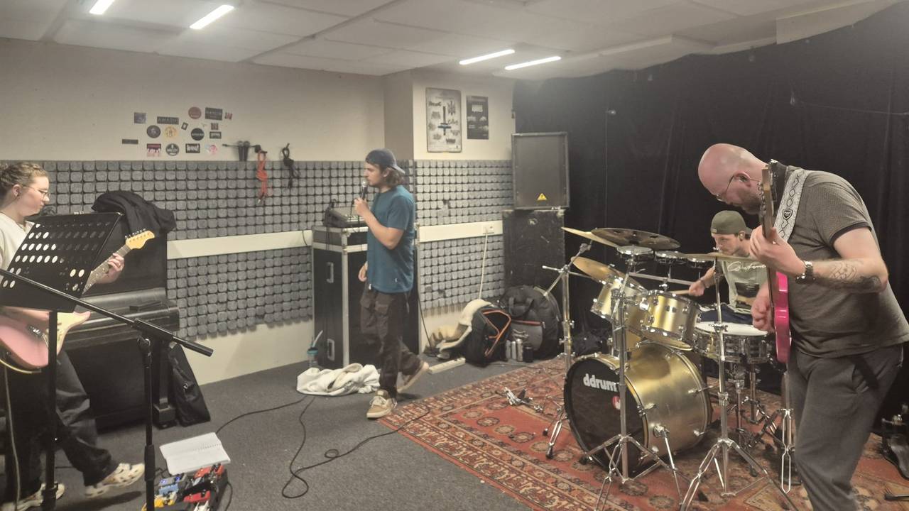 Björn is zanger van een rockband (foto: prive).