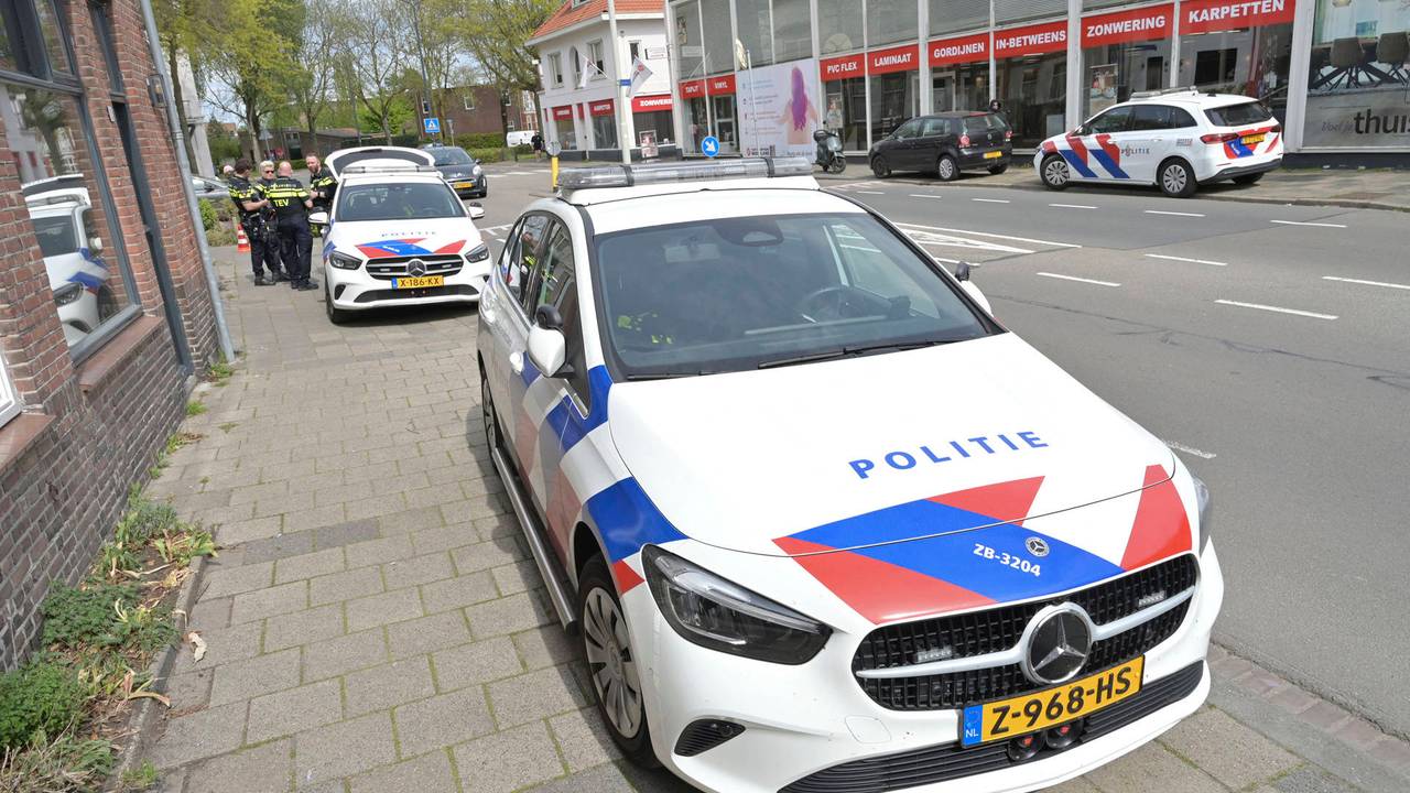 Er was veel politie op de been in de buurt van het huis (foto: Perry Roovers / Persbureau Heitink).