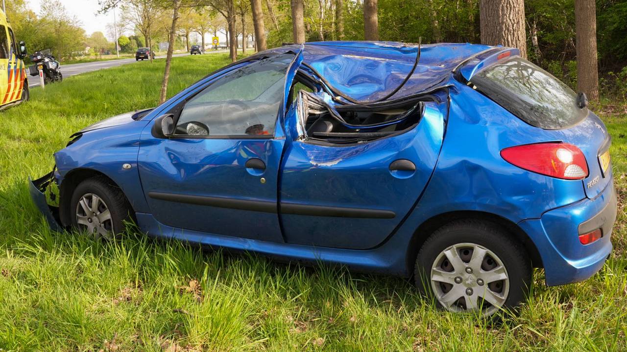 Vrouw raakt van weg en knalt tegen boom op N279 bij Asten