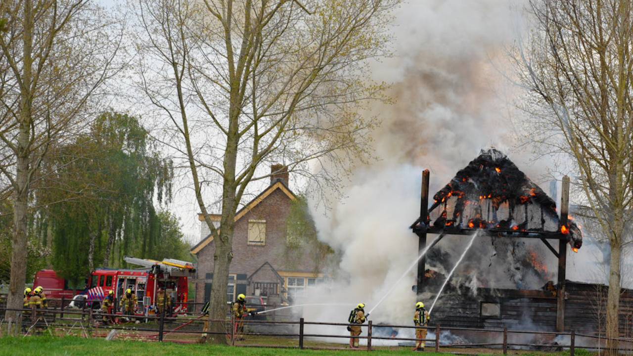 Brand in hooischuur bij dierenpension in Oudheusden