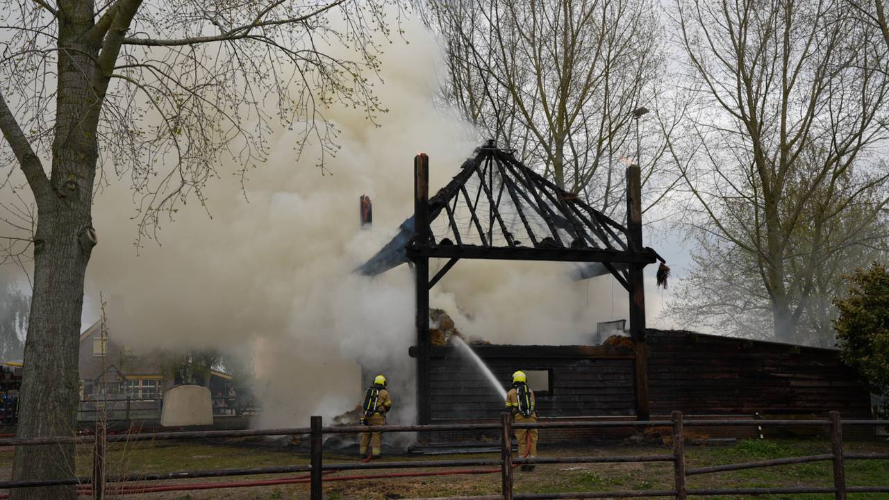 Bij de brand komt veel rook vrij (foto: Erik Haverhals / Persbureau Heitink).