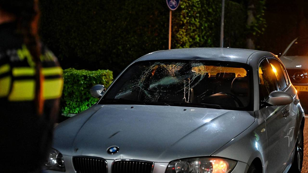De vrouw belandde op de voorruit van de auto (foto: Toby de Kort / Persbureau Heitink).
