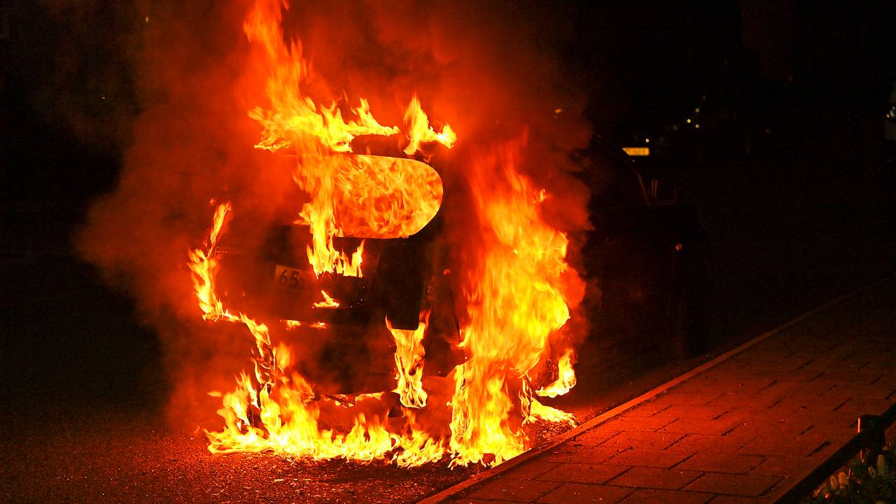 Auto in vlammen op in Valkenswaard, aanmaakblokjes gevonden