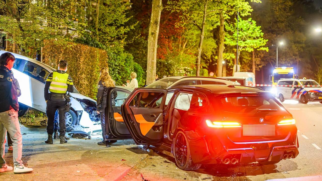 Bij de crash in Breda raakten, naast de BMW, vier auto's zwaar beschadigd (foto: Tom van der Put/Persbureau Heitink).