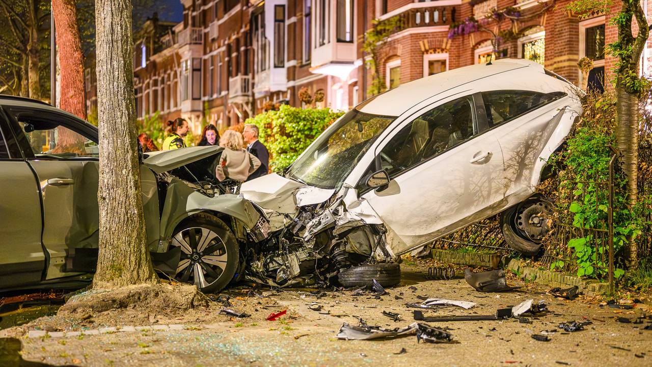 De veroorzaker van de crash in de Baronielaan in Breda werd door agenten meegenomen naar een politiebureau (foto: Tom van der Put/Persbureau Heitink).