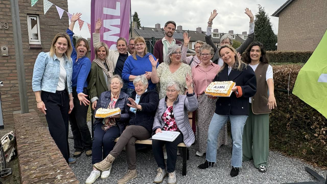 Feestelijke onthulling van het 50e BuurtBankje (foto: Karin Kamp).