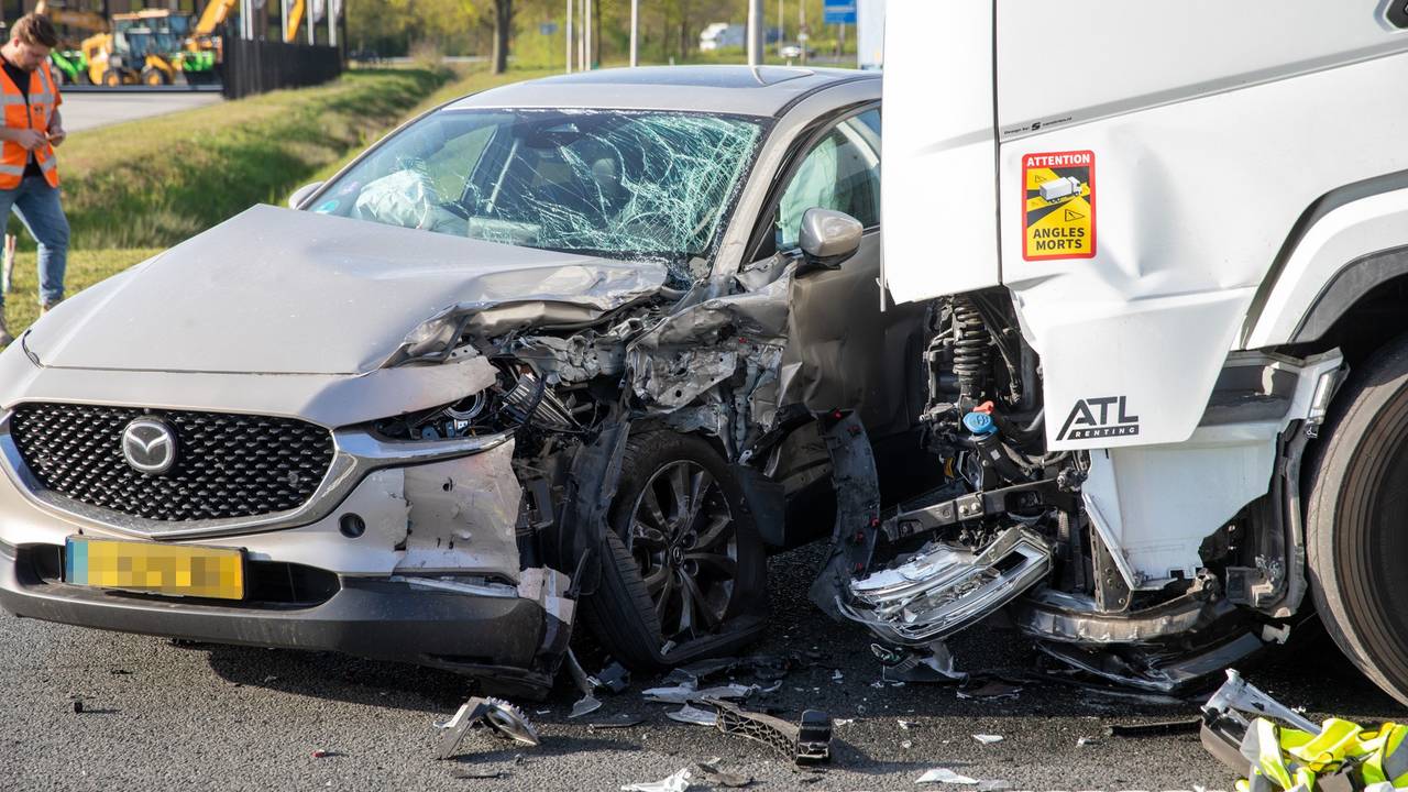 Auto en vrachtwagen botsen op elkaar op kruising bij Oud Gastel