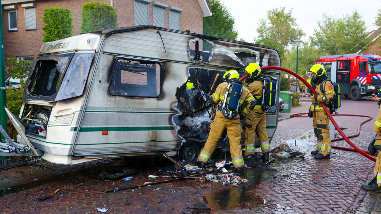 Caravan uitgebrand op oprit van huis in Heesch (foto: Persbureau Heitink).