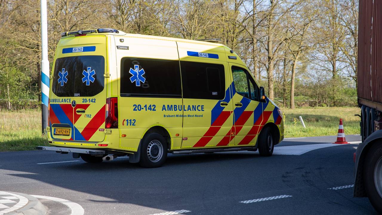 Auto en vrachtwagen botsen op elkaar op kruising bij Oud Gastel (foto: Persbureau Heitink).