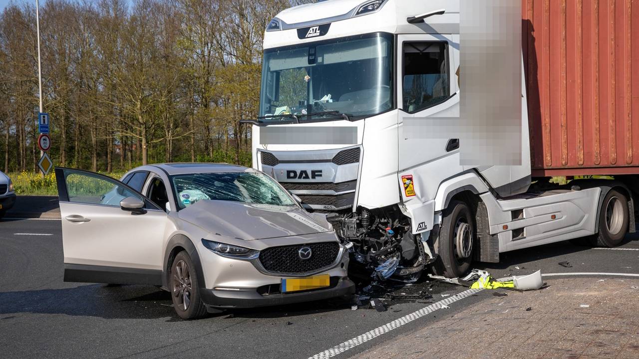 Auto en vrachtwagen botsen op elkaar op kruising bij Oud Gastel (foto: Persbureau Heitink).