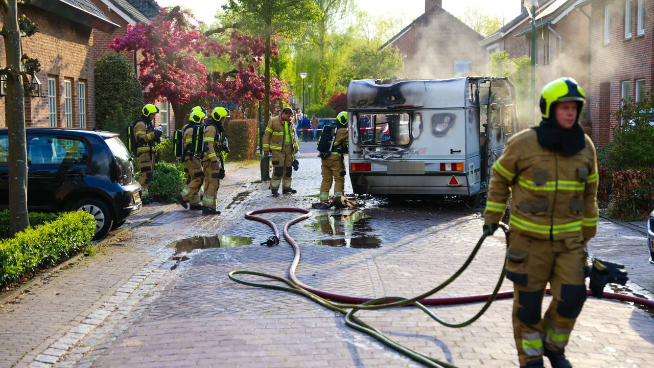Caravan uitgebrand op oprit van huis in Heesch (foto: Persbureau Heitink).