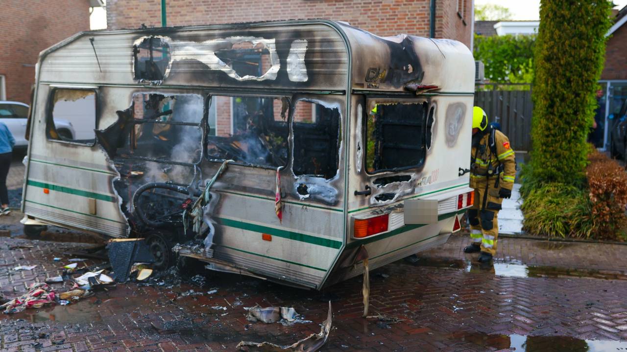 Caravan uitgebrand op oprit van huis in Heesch (foto: Persbureau Heitink).