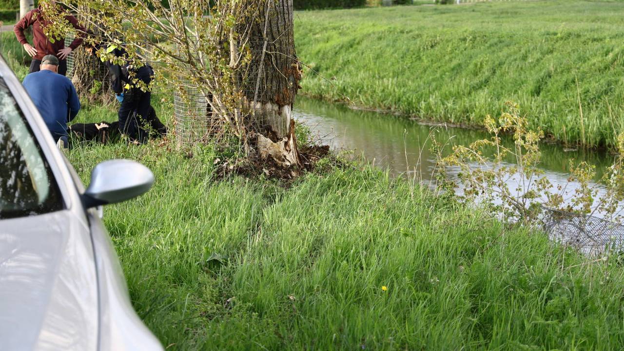 De motorrijder botste tegen een boom in Sambeek (foto: SK Media/Persbureau Heitink).