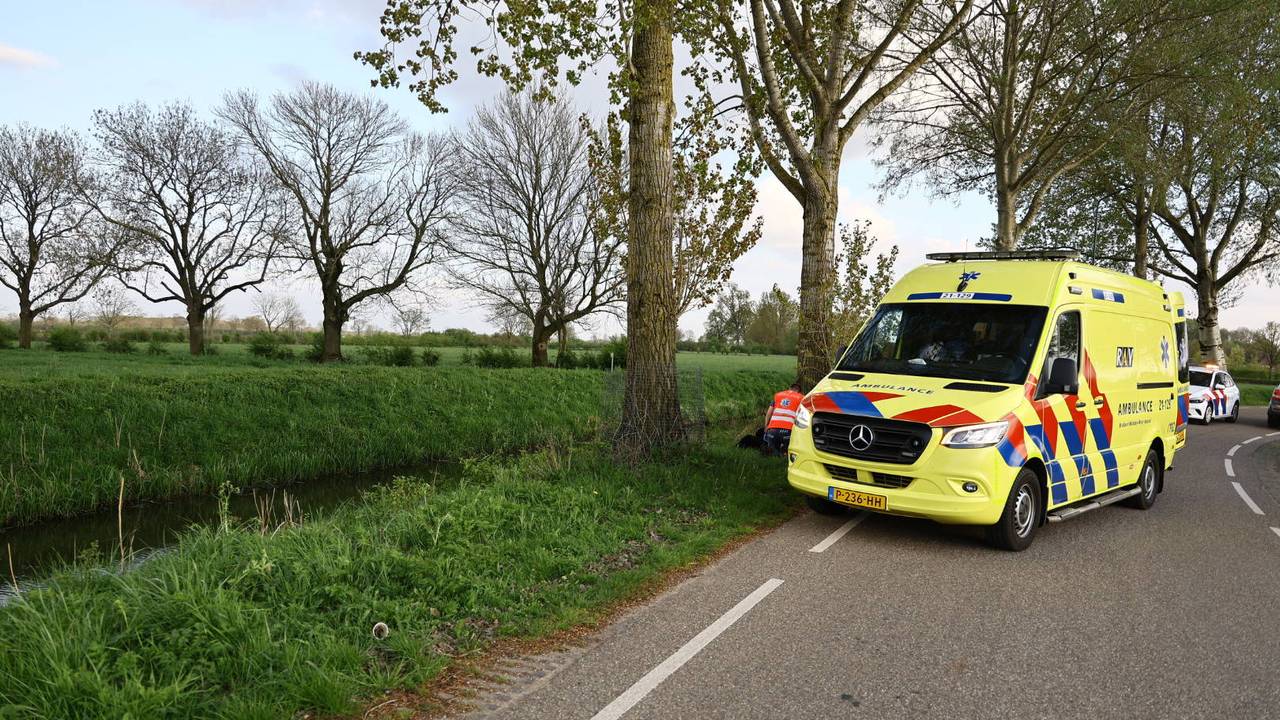De motorrijder botste tegen een boom in Sambeek (foto: SK Media/Persbureau Heitink).