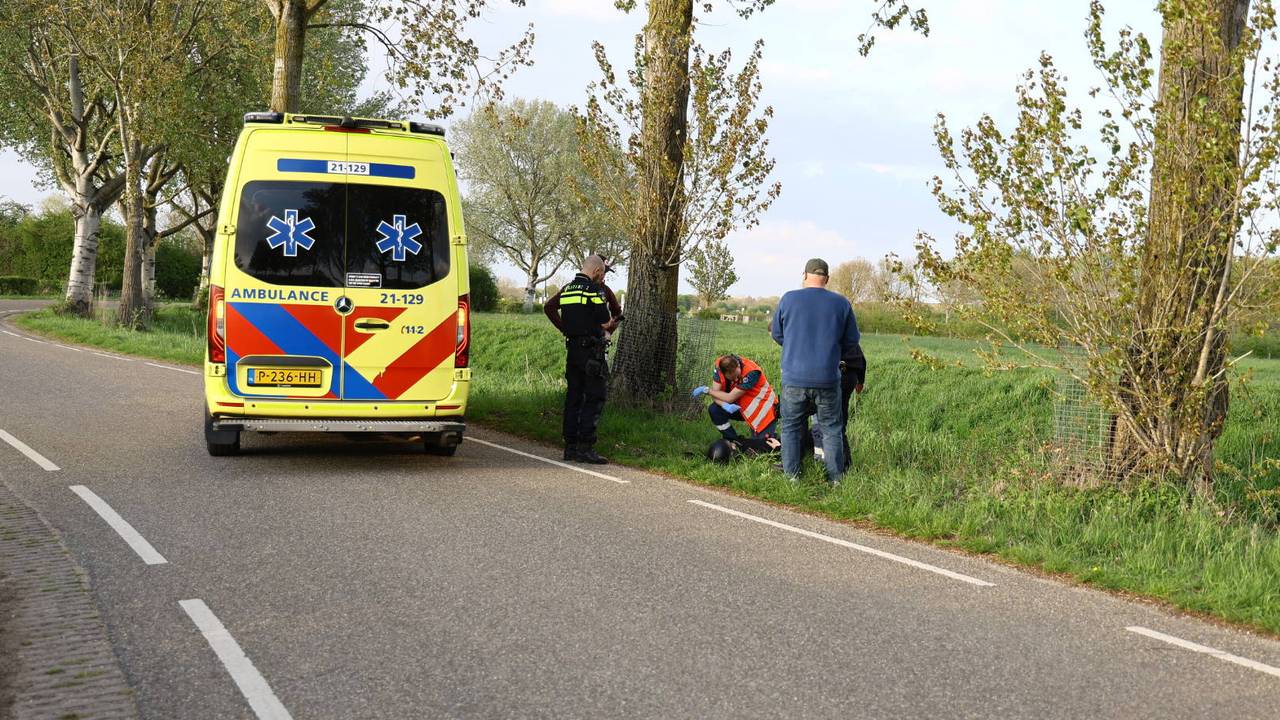 De motorrijder botste tegen een boom in Sambeek (foto: SK Media/Persbureau Heitink).