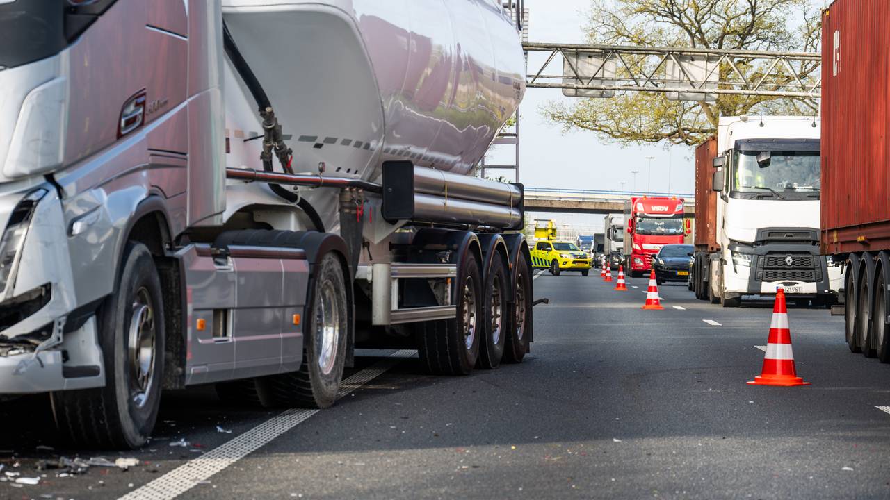 Bij het ongeluk waren meerdere auto's en een vrachtwagen betrokken (Foto: Tom van der Put/Persbureau Heitink).