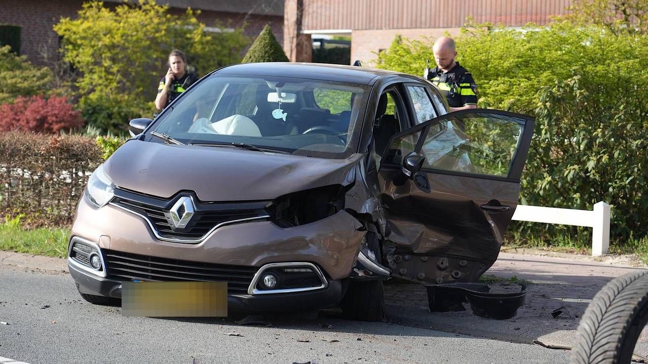 Twee auto's botsen in Chaam, auto verliest wiel