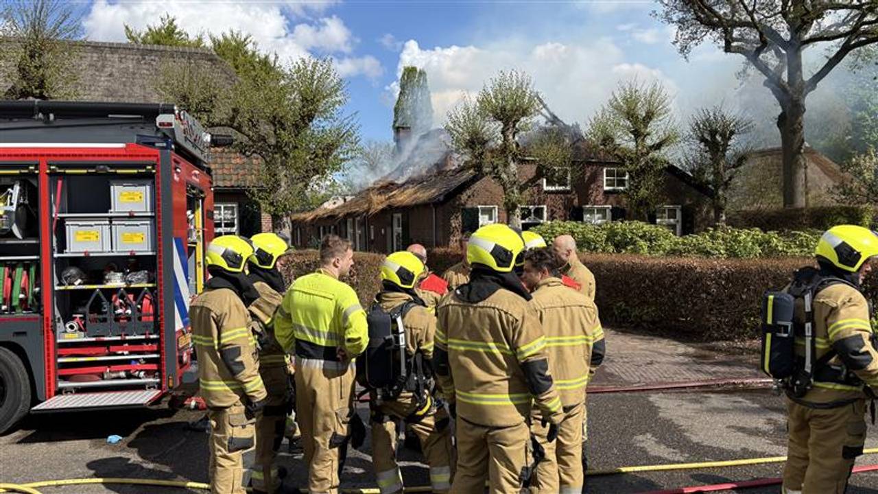 Brandweer bij de brand in een rieten kap in Uden (foto: Ruud Ritzen). 