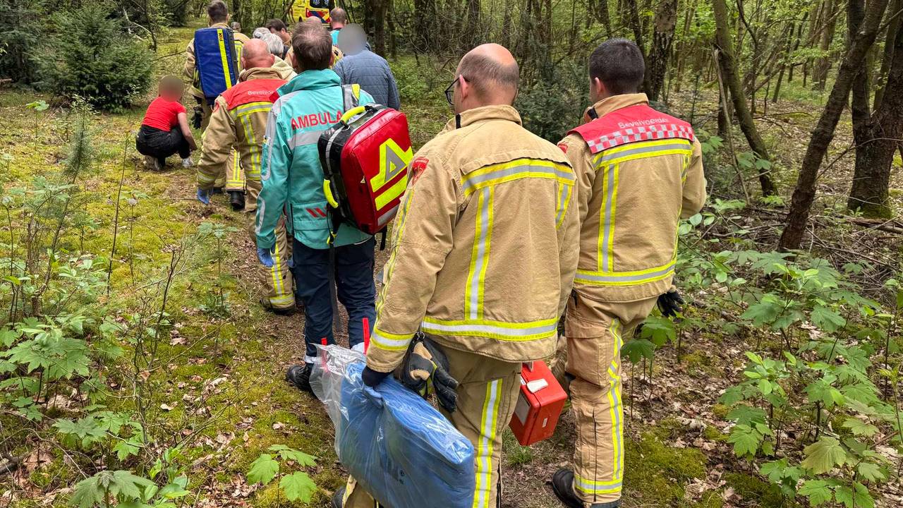 Man valt in bos Budel-Dorplein, brandweer en ambulance schieten te hulp (foto: WdG / SQ Vision). 