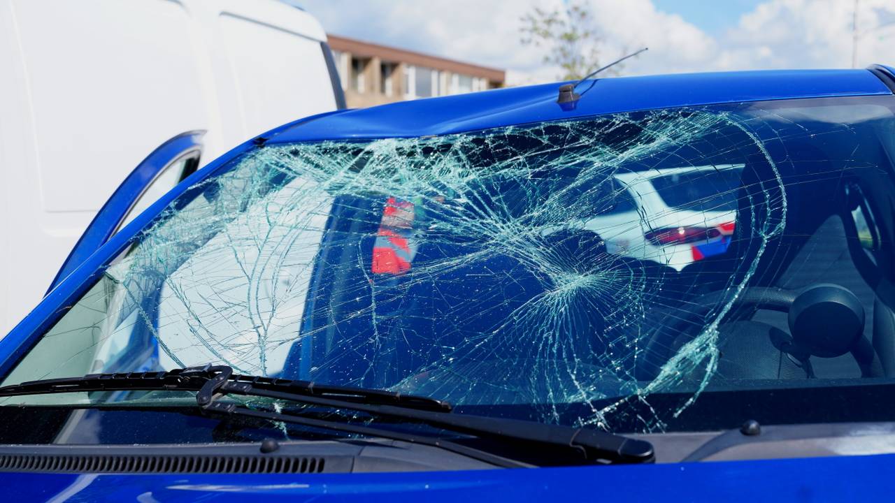 Fietser gewond nadat hij op auto botst in Vlijmen (foto: Bart Meesters / Persbureau Heitink).