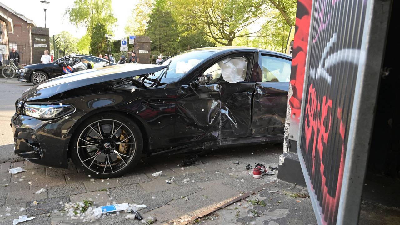 Automobilist botst op scooterrijder in Breda (foto: Perry Roovers / Persbureau Heitink). 