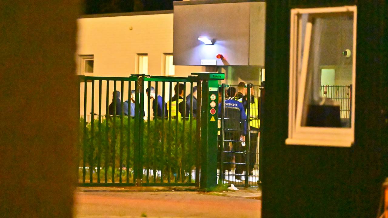 Vechtpartij bij azc in Budel (foto: Rico Vogels / Persbureau Heitink). 