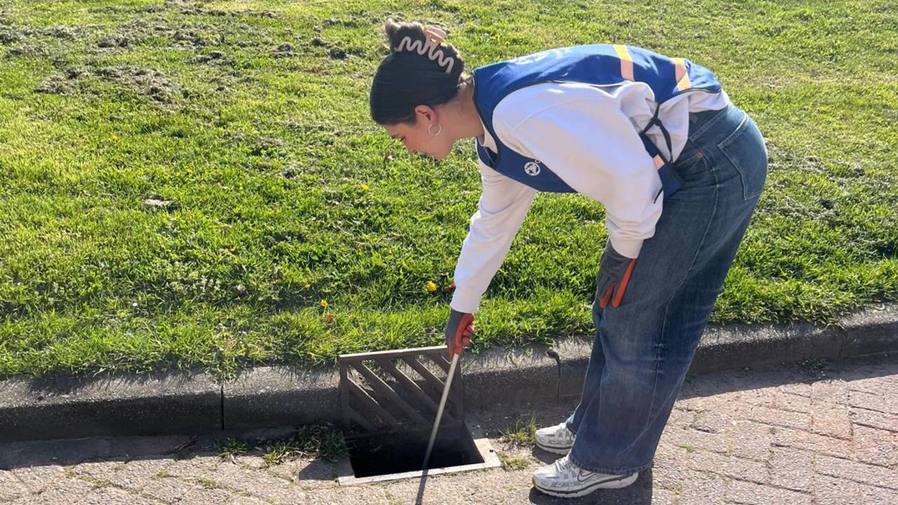 Sofie opent een afvoerputje (foto: Sofie van Kuijk)