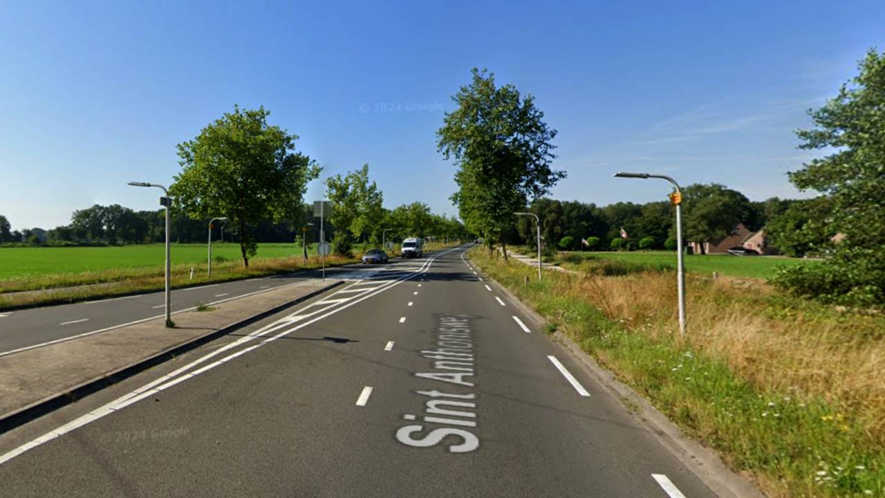 De automobilist haalde met 130 een andere auto in en knalde daarna op een auto die daarvoor reed (foto: Google Maps).
