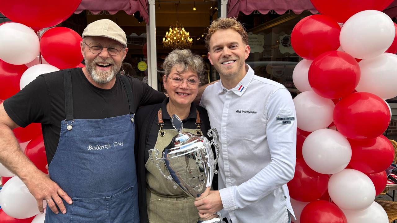 Lucas, Jolanda en Giel Vermeulen van Bakkertje Deeg in Heusden met de wisselbeker van het lekkerste Brabantse worstenbroodje (foto: Ruud Ritzen).