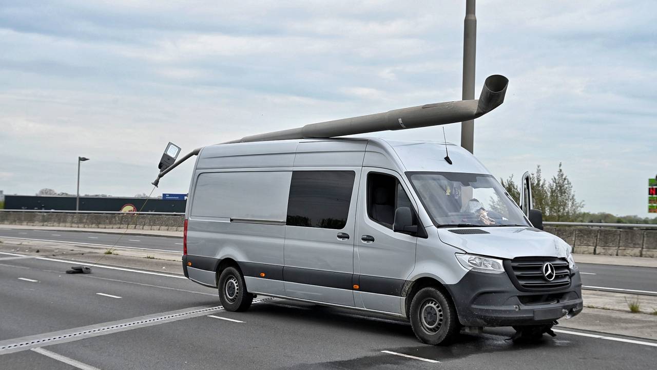 Slapende bestuurder knalt tegen lantaarnpaal, busje rijdt nog even door