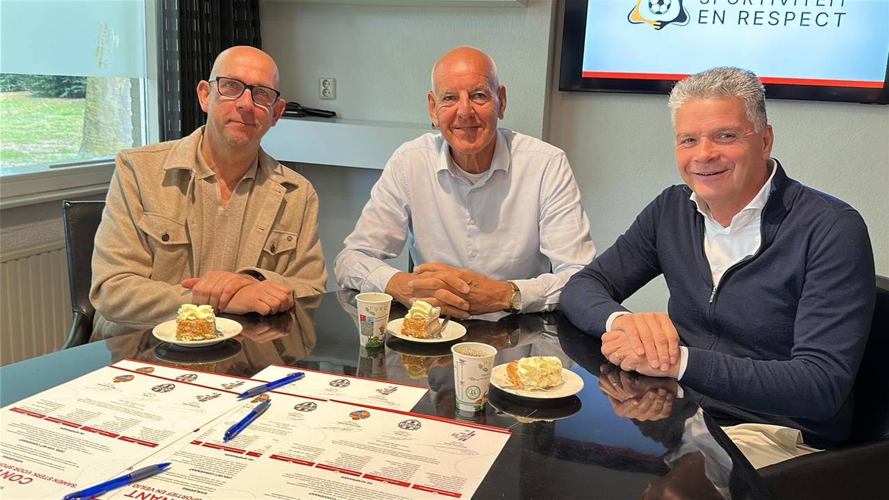 De voorzitters van vv Gemert, UDI'19 en Blauw Geel'38 (foto: Leon Voskamp).