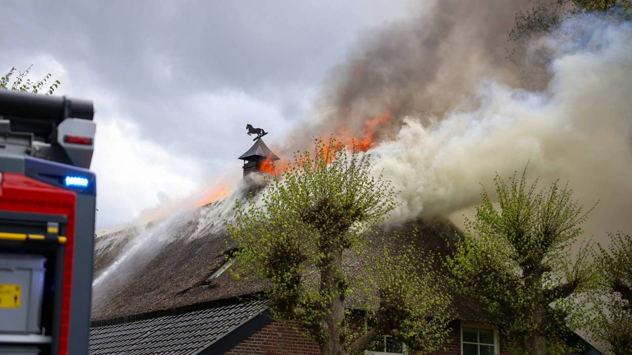 Er komt flinke rook vrij bij de brand (foto: Persbureau Heitink).