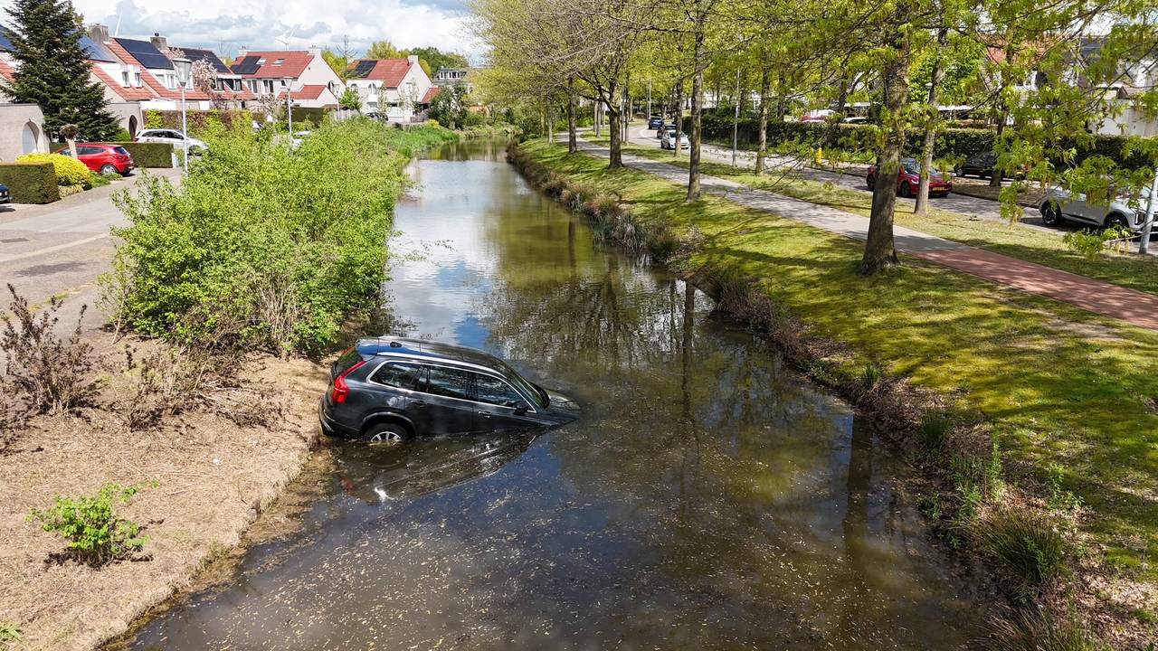De auto rolde in het water (foto: Bart Meesters/Persbureau Heitink).