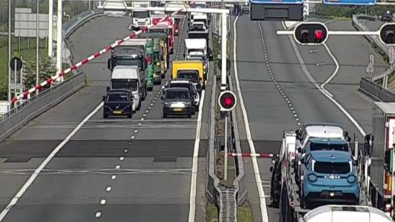 De brug is helemaal dicht (foto: Rijkswaterstaat/X).