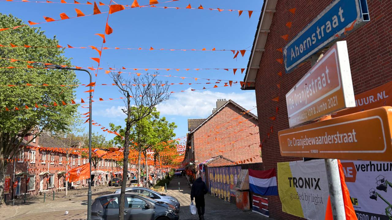 De Ahornstraat in Breda kleurt zeven weken voor het WK alweer helemaal oranje (foto: Ruud Ritzen).