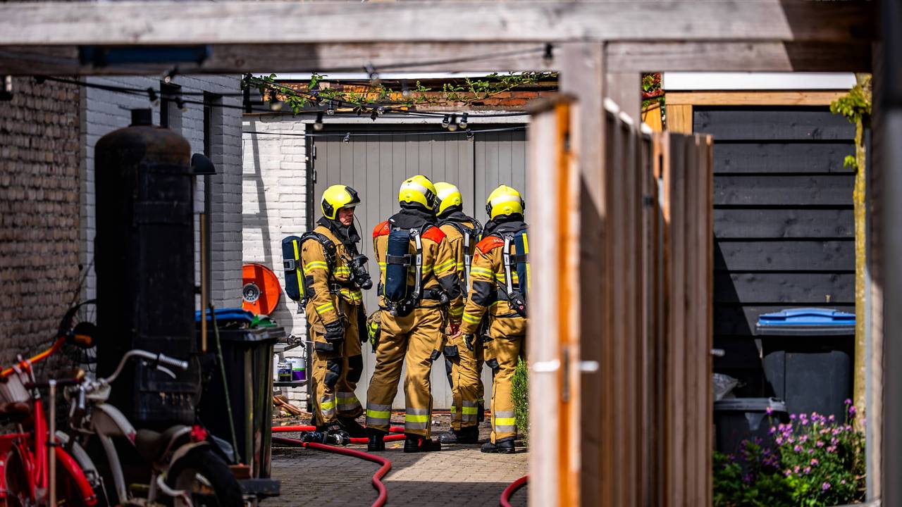 Brand in tuin in Uden, brandweer rukt groots uit