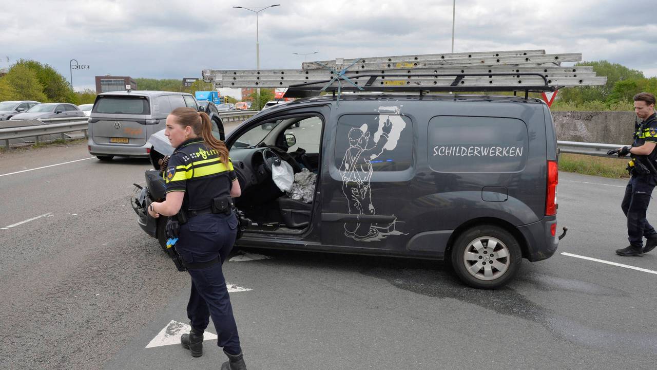 Twee ongelukken veroorzaken chaos rond Breda, A16 deels afgesloten (foto:  Perry Roovers / Persbureau Heitink).