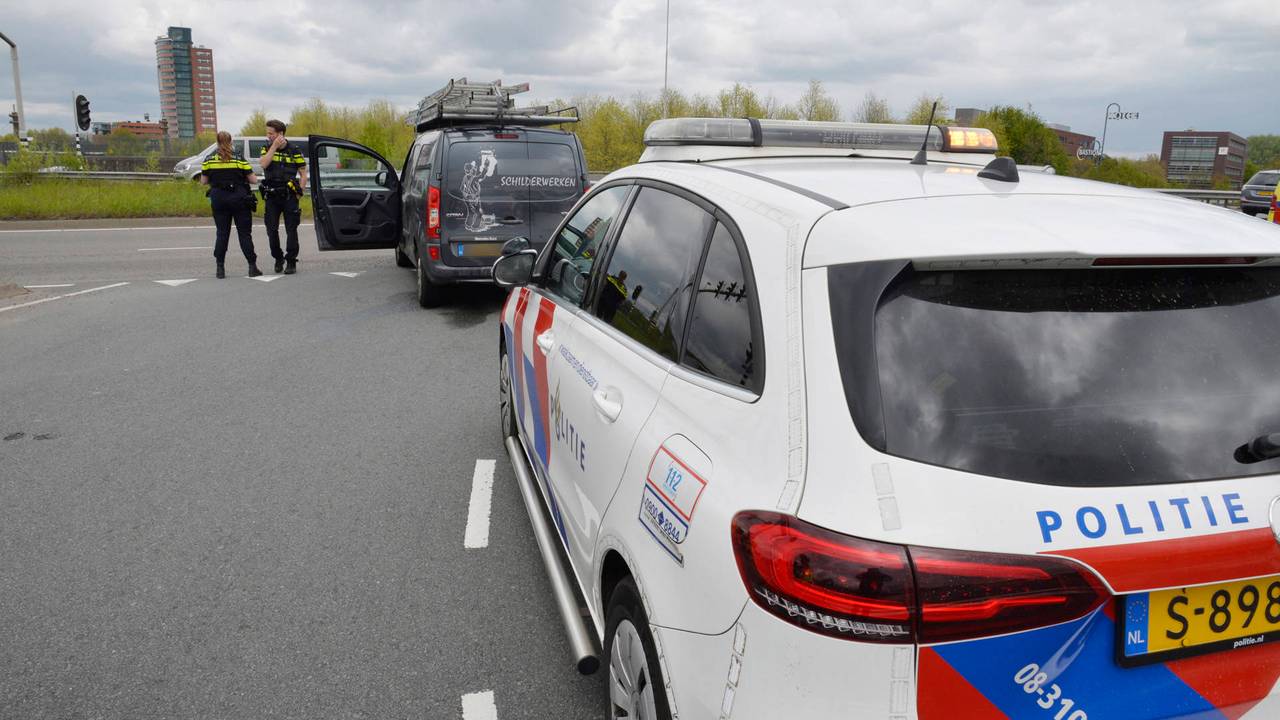 Twee ongelukken veroorzaken chaos rond Breda, A16 deels afgesloten (foto:  Perry Roovers / Persbureau Heitink).