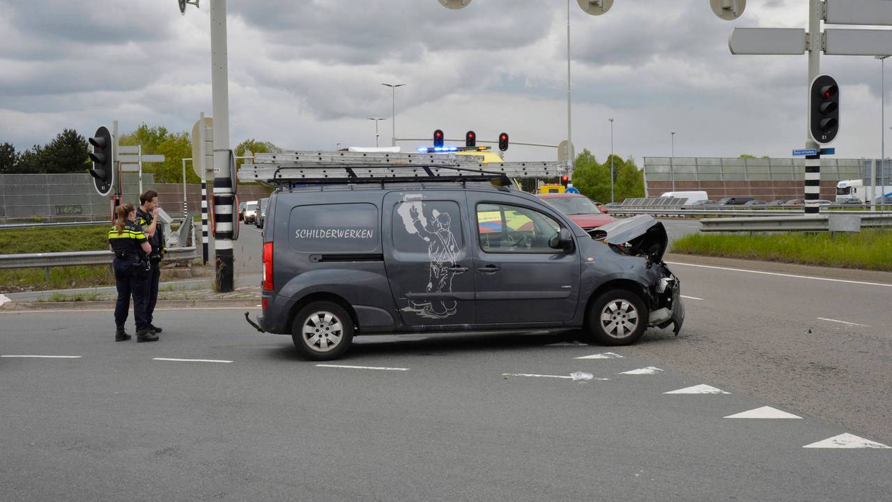 Twee ongelukken veroorzaken chaos rond Breda, A16 deels afgesloten (foto:  Perry Roovers / Persbureau Heitink).
