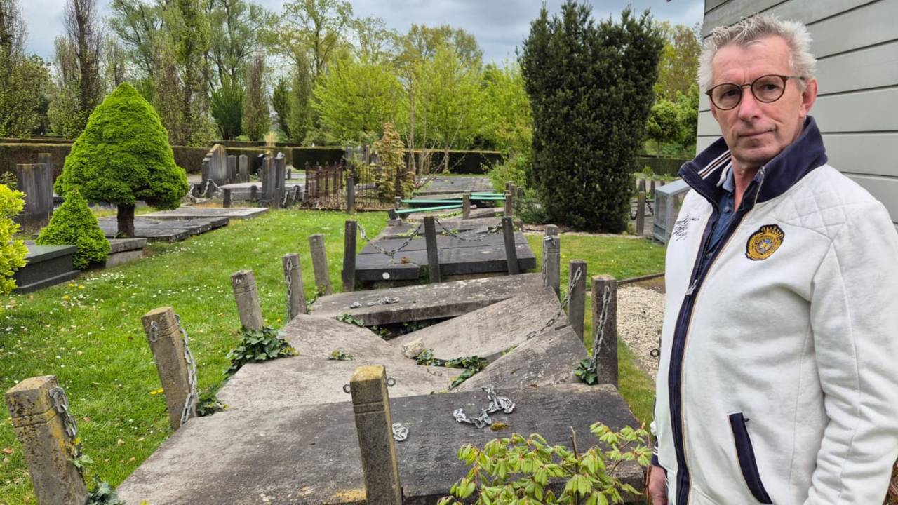 Aart de Joode bij de ingezakte graven op de algemene begraafplaats in Woudrichem (foto: Niek de Bruijn)