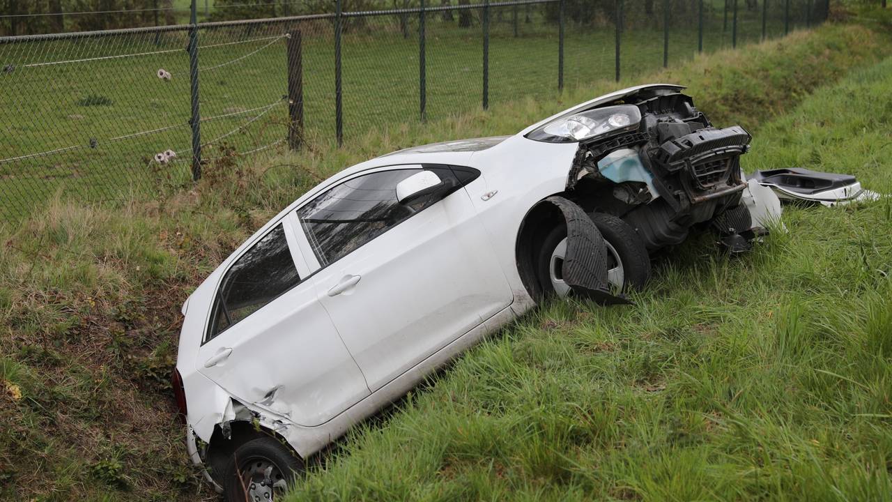 Auto belandt in sloot in Huijbergen, bestuurder naar ziekenhuis