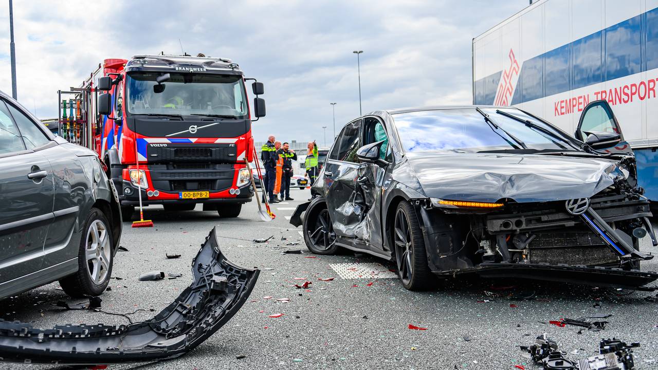 Twee ongelukken veroorzaken chaos rond Breda, A16 weer open (foto: Tom van der Put / Persbureau Heitink).