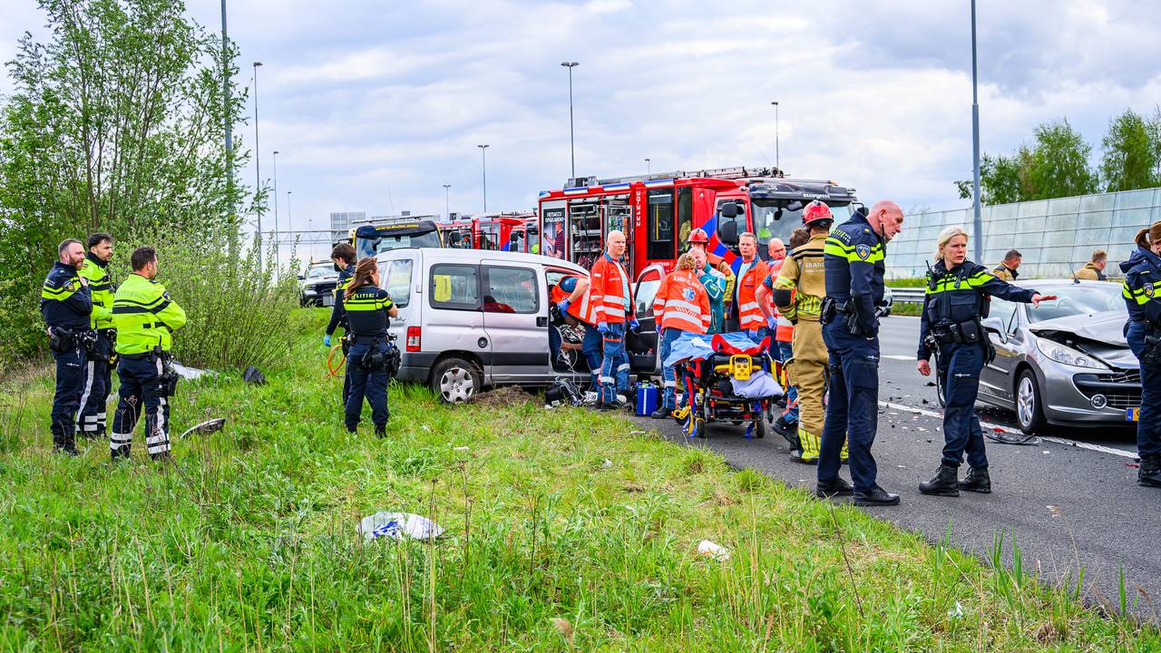 Twee ongelukken veroorzaken chaos rond Breda, A16 weer open (foto: Tom van der Put / Persbureau Heitink).