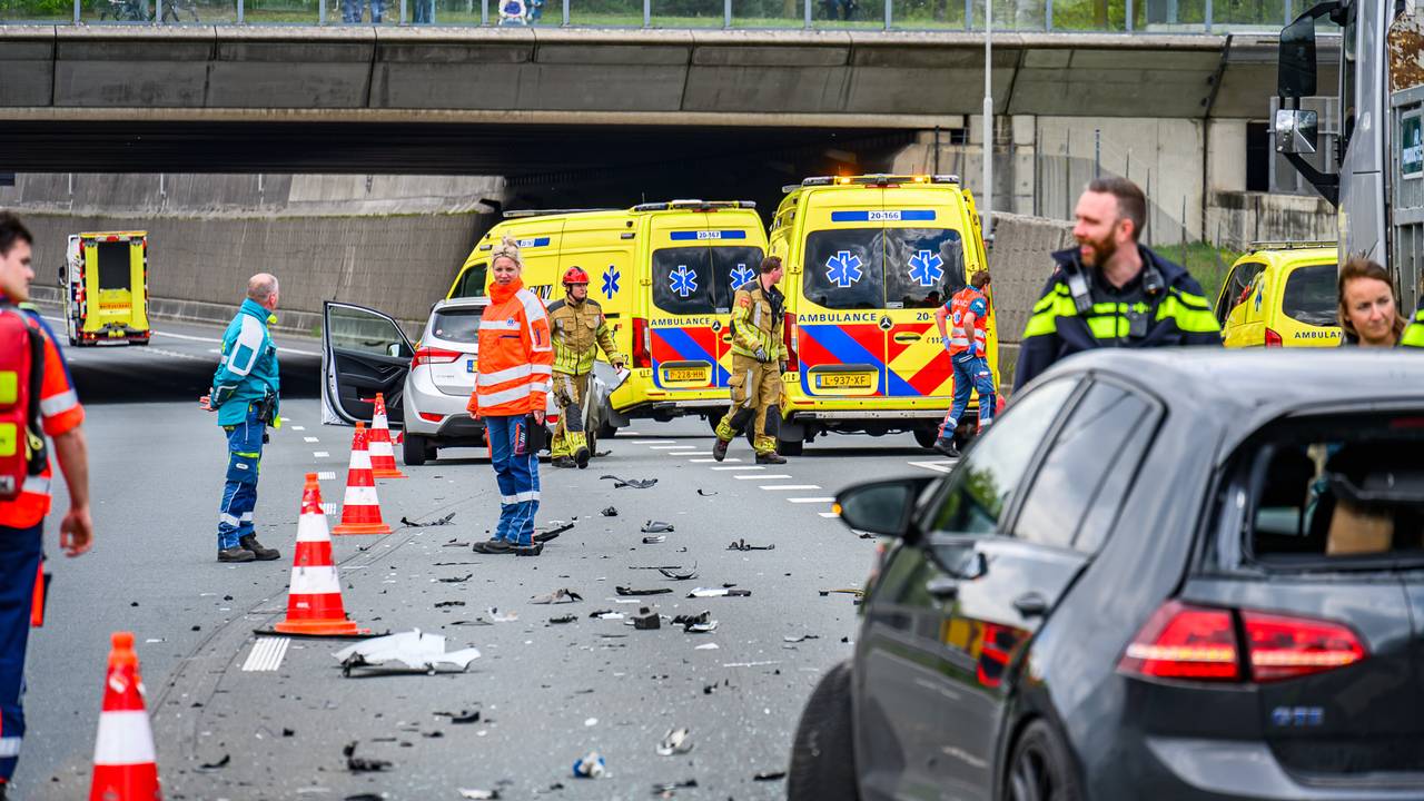 Twee ongelukken veroorzaken chaos rond Breda, A16 weer open (foto: Tom van der Put / Persbureau Heitink).