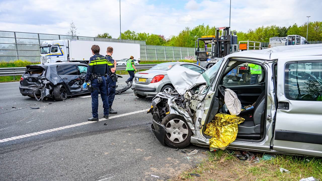 Twee ongelukken veroorzaken chaos rond Breda, A16 weer open (foto: Tom van der Put / Persbureau Heitink).