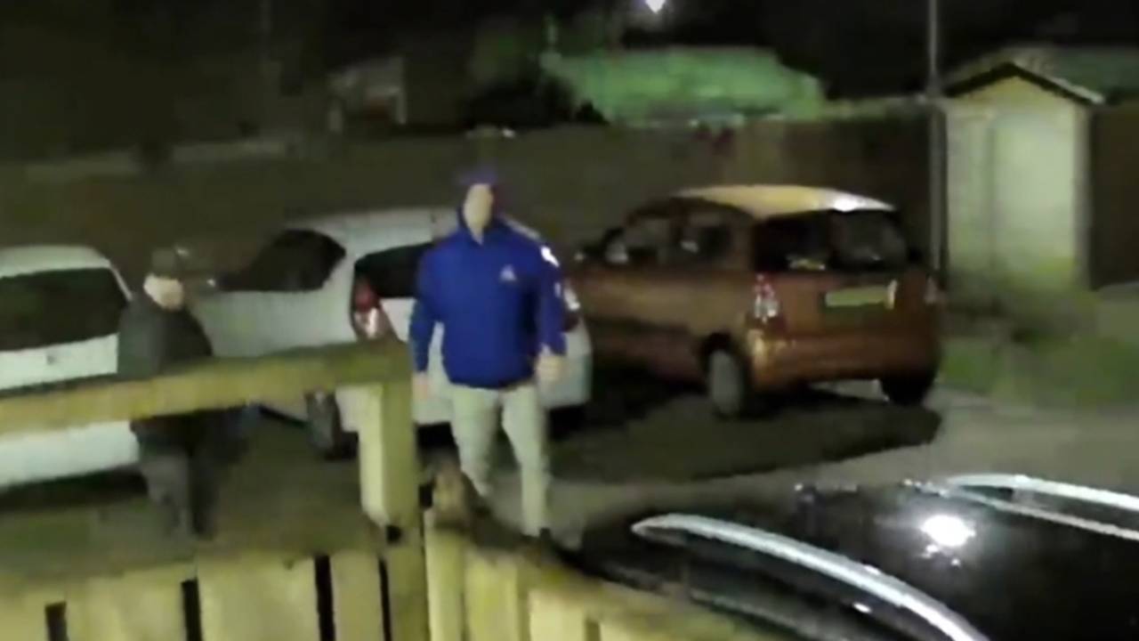 Twee mannen stichten brand in auto in Waalwijk